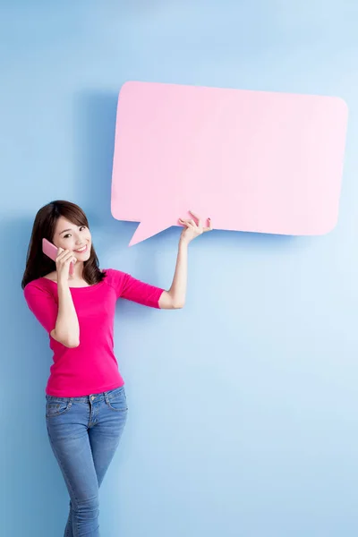 Frau mit Sprechblasenplakat im Gespräch — Stockfoto