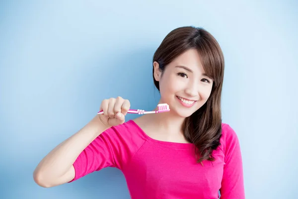 Hermosa mujer cepillándose los dientes — Foto de Stock