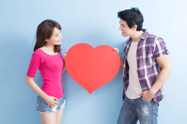 Young couple holding  love heart — Stock Photo, Image
