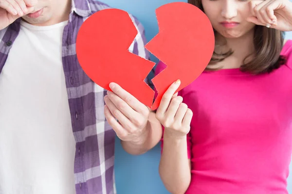 Unga par med brustet hjärta — Stockfoto