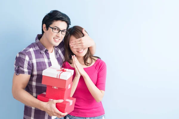 Ungt par med gåva — Stockfoto