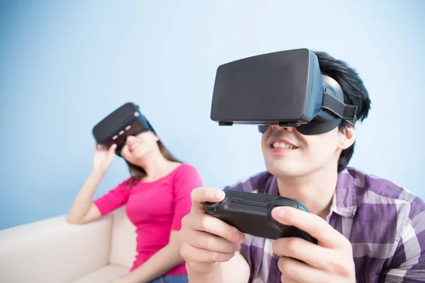 Joven pareja jugar vr juego — Foto de Stock