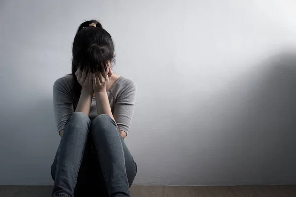 Depressed woman sitting — Stock Photo, Image