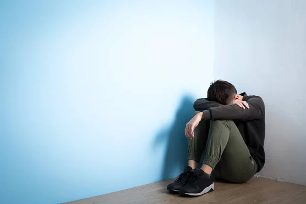 Depressief man zit op de vloer — Stockfoto