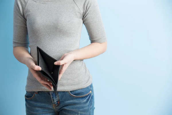 Mujer sin dinero en la cartera — Foto de Stock