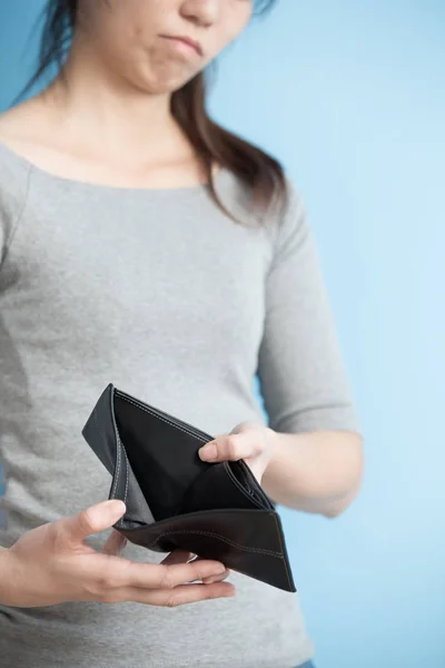 Frau ohne Geld im Portemonnaie — Stockfoto