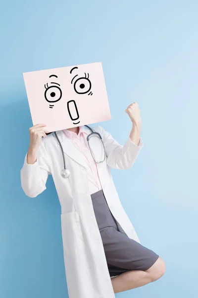 Доктор с рекламным щитом показывает сильную руку — стоковое фото