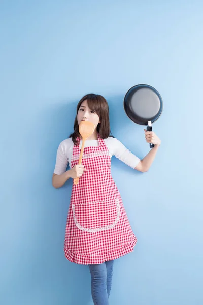 Dona de casa com wok e colher de arroz — Fotografia de Stock