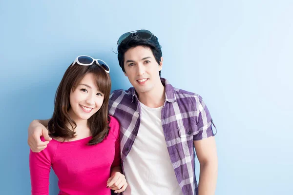 Young couple smiling — Stock Photo, Image