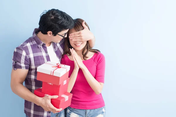 Ungt par med gåva — Stockfoto
