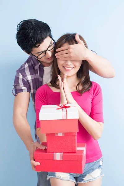 Young couple with gift — Stock Photo, Image