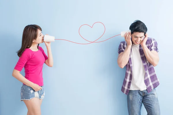 Jovem casal com pode telefone — Fotografia de Stock