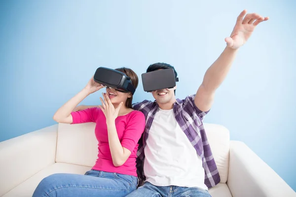 Junges Paar beobachtet vr Spiel — Stockfoto