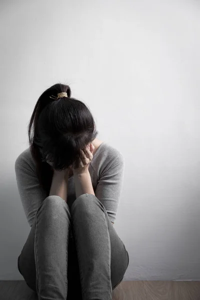 Woman sitting  on the floor — Stock Photo, Image