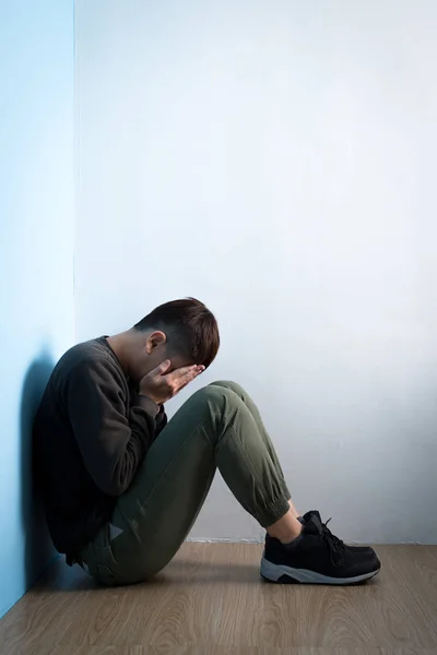 Mann sitzt auf dem Boden — Stockfoto