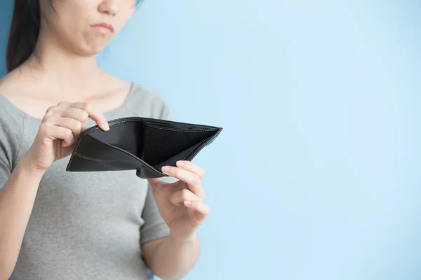 Mujer sin dinero en la cartera — Foto de Stock