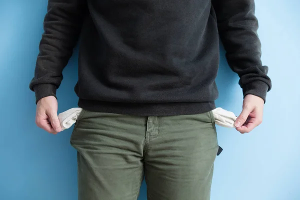 Man showing his empty pockets — Stock Photo, Image