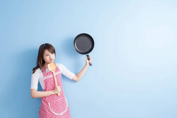 Huisvrouw met wok en rijst lepel — Stockfoto