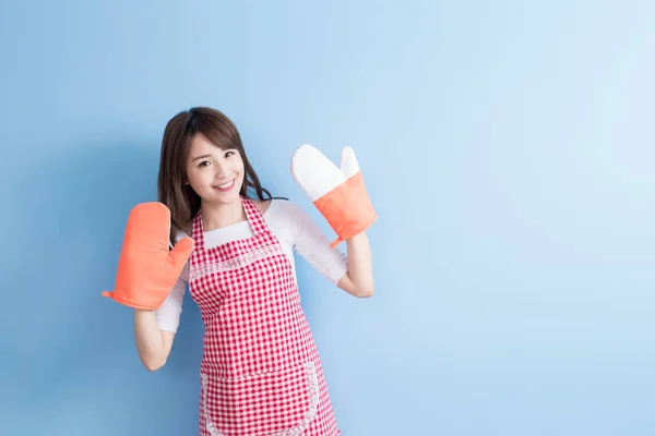 Huisvrouw dragen van handschoenen — Stockfoto