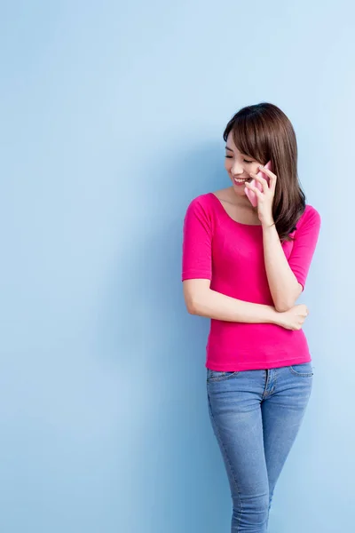 Wanita berbicara di telepon — Stok Foto