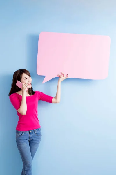 Mujer con el habla burbuja hablando — Foto de Stock