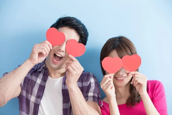 Casal segurando corações de amor vermelho — Fotografia de Stock