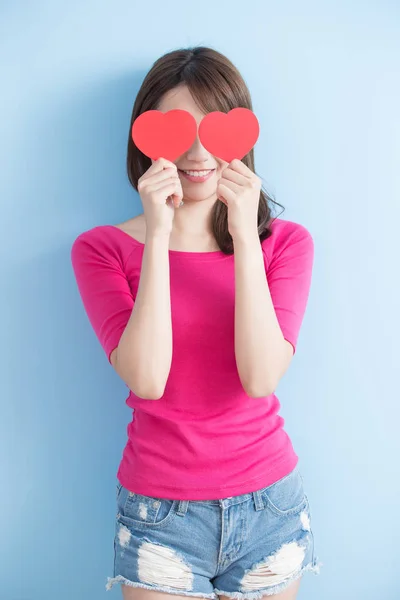 Mulher segurando corações de amor vermelho — Fotografia de Stock