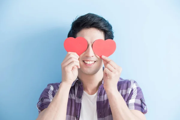 Genç adam kırmızı sevgi kalpleri holding — Stok fotoğraf