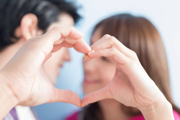 Jovem casal mostrando coração — Fotografia de Stock