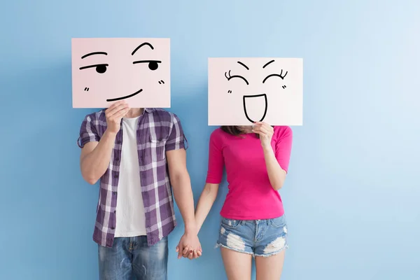 Giovane coppia con cartelloni pubblicitari sorriso — Foto Stock