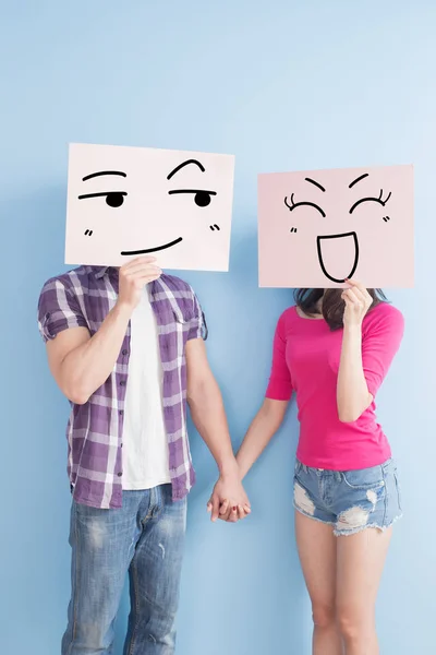 Giovane coppia con cartelloni pubblicitari sorriso — Foto Stock