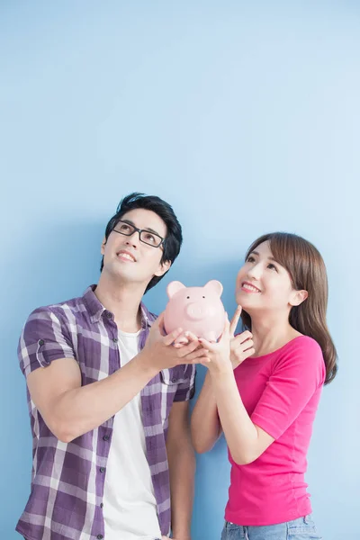 Pareja holding rosa cerdo banco —  Fotos de Stock