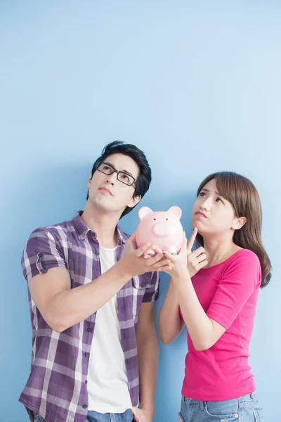 Pareja holding rosa cerdo banco —  Fotos de Stock