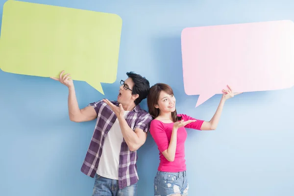 Pareja joven con burbujas del habla — Foto de Stock