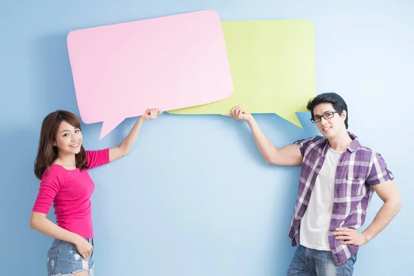 Pareja joven con burbujas del habla — Foto de Stock