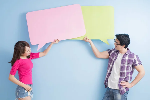 Pareja joven con burbujas del habla — Foto de Stock