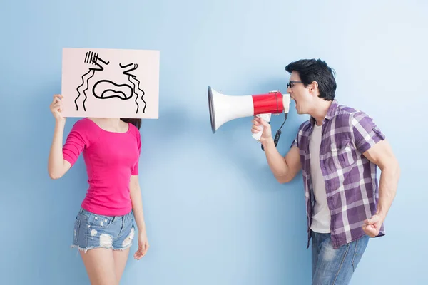 Muž s megafon křičí na ženu — Stock fotografie