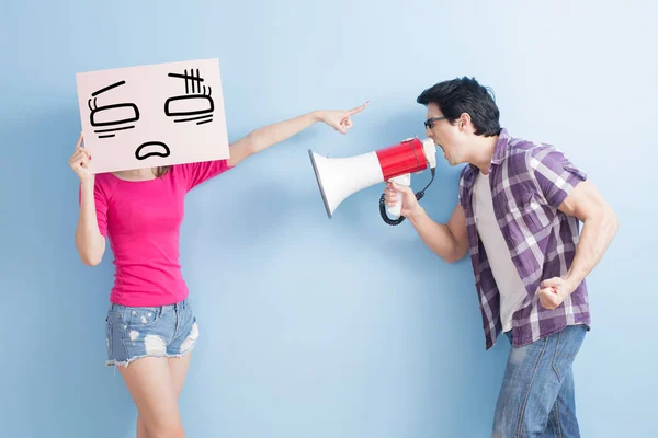 Homem com megafone gritando na mulher — Fotografia de Stock