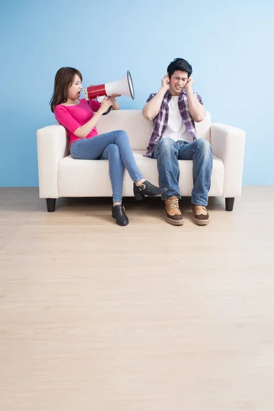 Mujer sosteniendo megáfono discutiendo con el hombre —  Fotos de Stock