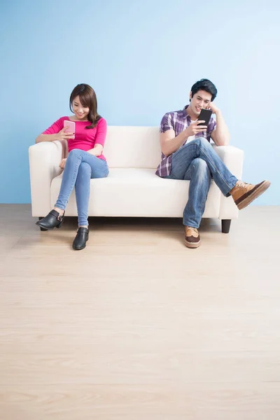 Молодая пара с помощью телефонов — стоковое фото