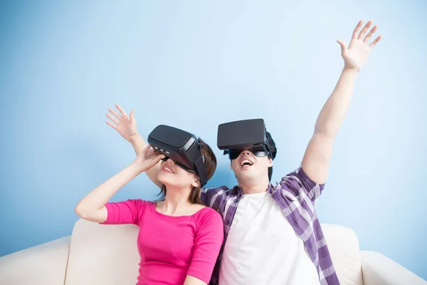 Junges Paar spielen vr Spiel — Stockfoto