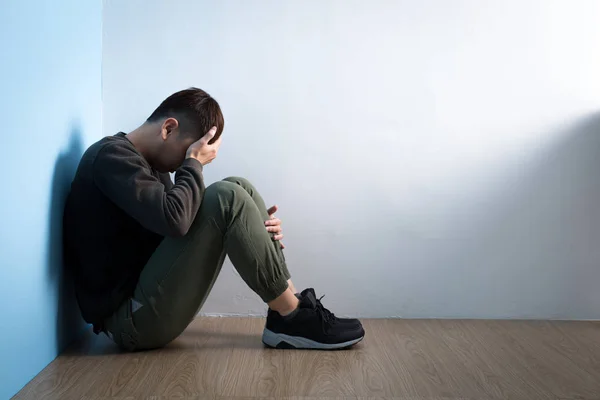 Καταθλιπτική άνθρωπος που κάθεται στο πάτωμα — Φωτογραφία Αρχείου
