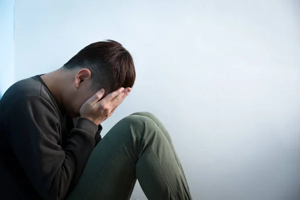 Hombre deprimido sentado en el suelo — Foto de Stock