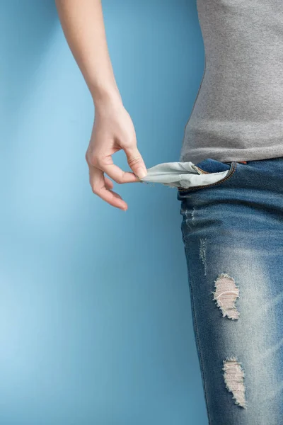 Mujer mostrando bolsillo vacío — Foto de Stock