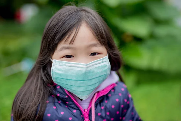 Gadis menjadi dingin dan mengenakan masker — Stok Foto