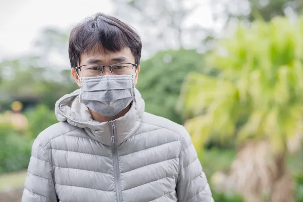 Man got cold and wearing  mask — Stock Photo, Image