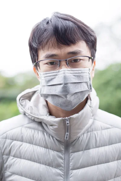 Man kreeg koud en dragen van masker — Stockfoto