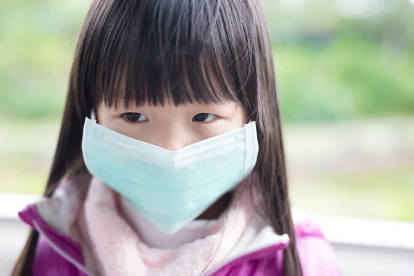 Gadis menjadi dingin dan mengenakan masker — Stok Foto