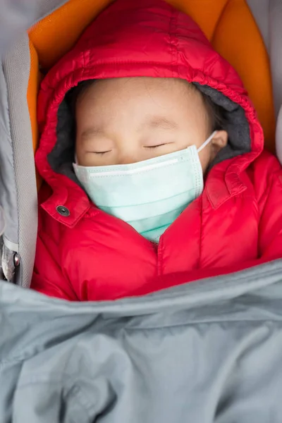 Schattige baby dragen masker — Stockfoto