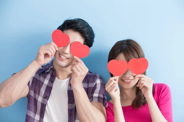 Jovem casal segurando corações i — Fotografia de Stock